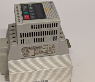 Allen-Bradley 160-AA12NSF1P1 – Seitenansicht mit Typenschild und Kühlkörper