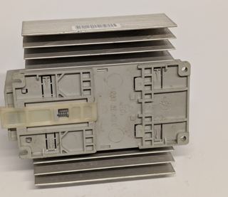 Allen-Bradley 160-AA12NSF1P1 – Rückseite mit Hutschienenclip
