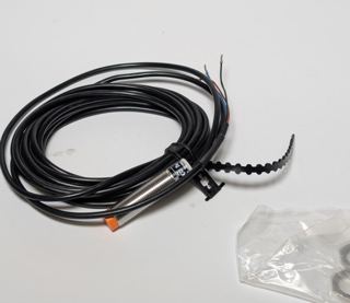 ifm electronic IF5706 – Sensor mit Kabel und Befestigungsmuttern