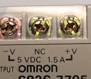 Omron S82S-7705 – Aufdruck Output 5 V DC 1,5 A, S82S-7705