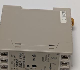 Omron S82S-7705 – Frontansicht mit Ein- und Ausgangsklemmen