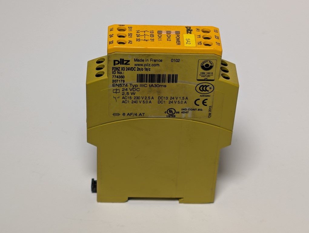 Pilz 774350 – Seitenansicht mit Typenschild