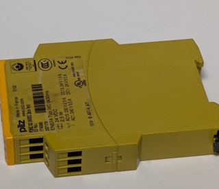 Pilz 774350 – Schrägansicht mit Klemmen
