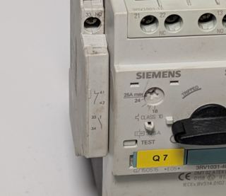 Siemens 3RV1031-4DA10 – Frontansicht mit Einstellskala und Hilfsschaltern